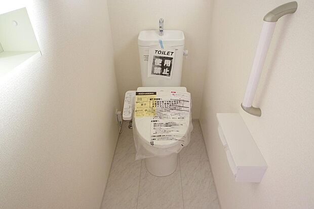 少ない水を有効に使って、汚れも効率よく洗浄します。便器は奥までふちのない掃除がしやすい形状です。