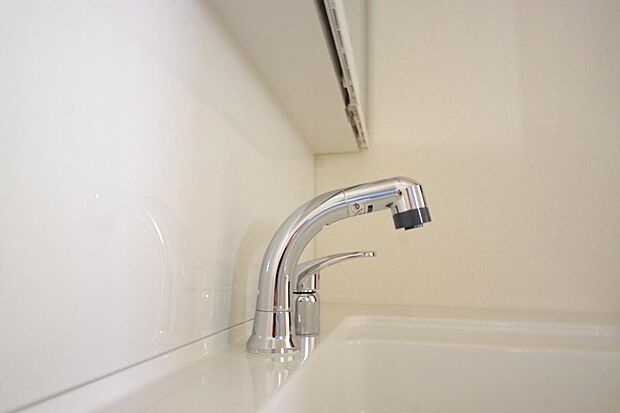 洗面台の給水口はホースが伸びるので朝シャン出来ます。シングルレバーでお湯の温度も楽々調整出来ます。
