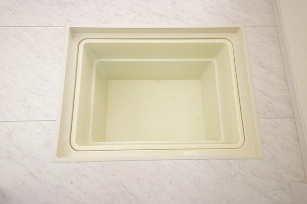 シャンプー リンス 洗剤 柔軟剤等のストックに便利です。空間を有効に利用した収納です。