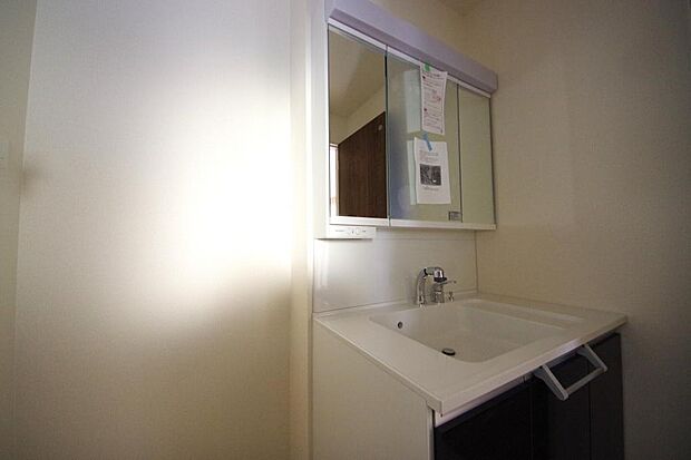 家族全員で利用するパブリックスペースとなりますので、鏡周りの収納ですっきり洗面台がご利用いただけます