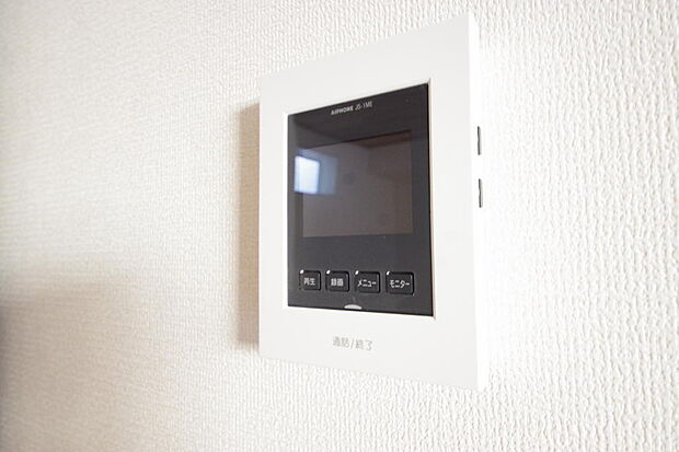 来訪者を映像と音声で確認可能なので、煩わしいセールスにも住戸内で対話可能です。