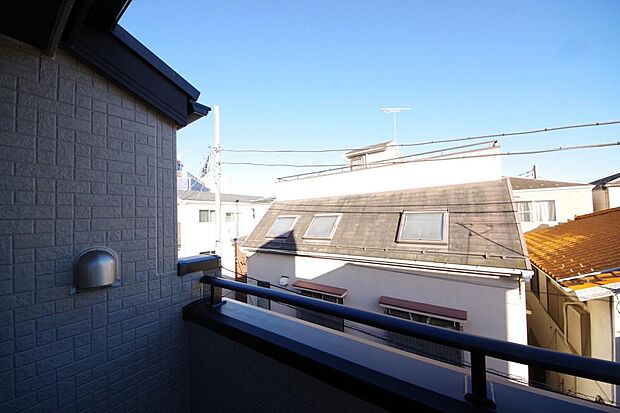 陽光あふれるバルコニーは、たくさんの光を浴びることができるのでお洗濯物やお布団もしっかり干せます。