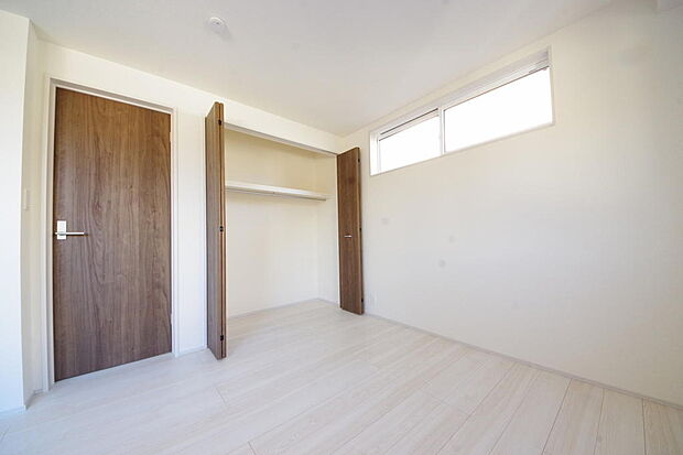 木の質感が優しい床材と豊富な収納が特徴的な、心に温かさを感じる内装です。
