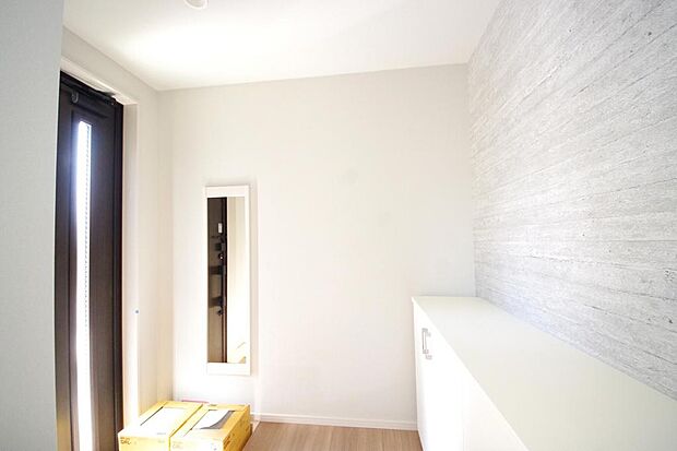 玄関を美しく整理できる収納量豊かなシューズインクロークです。高さの調整できる棚板を採用しております。