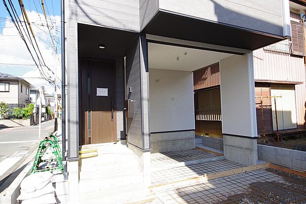 玄関はいわばその邸宅の顔です。だからこそ、迎賓のためにしつらえを細部まで施しました。