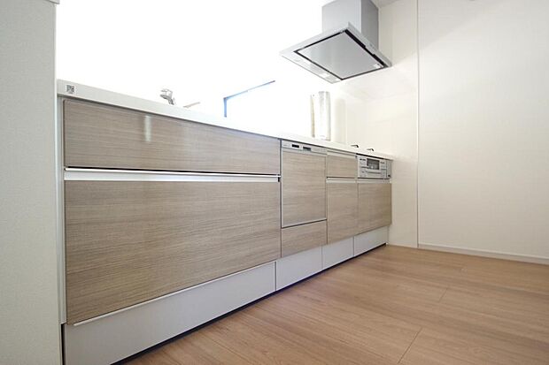 キッチンには耐久性が高く、お手入れも簡単で人工大理石トップを採用して、キッチンを優雅に演出しました。