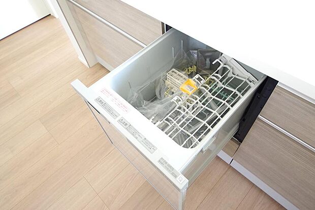 食器の出し入れがしやすいスライド収納タイプの食器洗い乾燥機です。また、節水効果にも優れています。