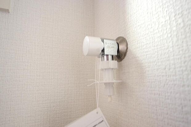 洗濯機用の給水口には蛇口ではなく、全自動洗濯機が設置できる専用の給水口が設置されております。