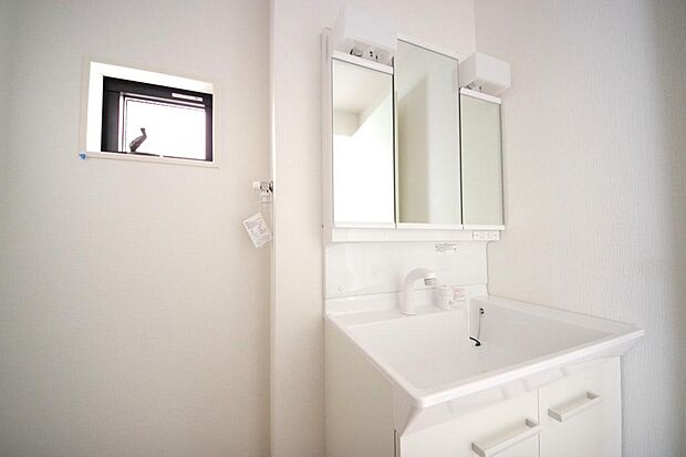 家族全員で利用するパブリックスペースとなりますので、鏡周りの収納ですっきり洗面台がご利用いただけます