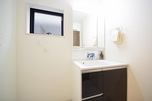 家族全員で利用するパブリックスペースとなりますので、鏡周りの収納ですっきり洗面台がご利用いただけます