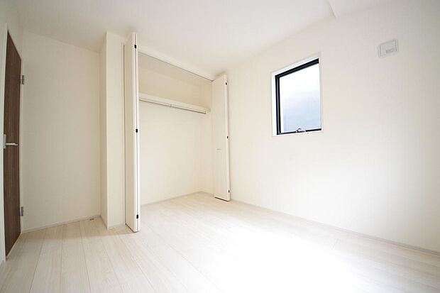 木の質感が優しい床材と豊富な収納が特徴的な、心に温かさを感じる内装です。