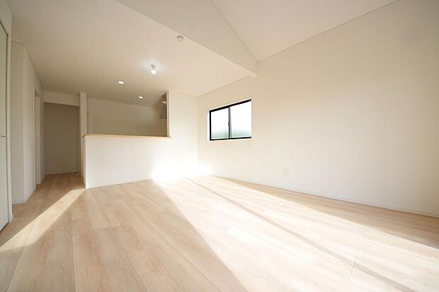 明るい陽光が差し込み開放的なリビング　ダイニングを演出し、ゆとりある空間はご満足いただけます。