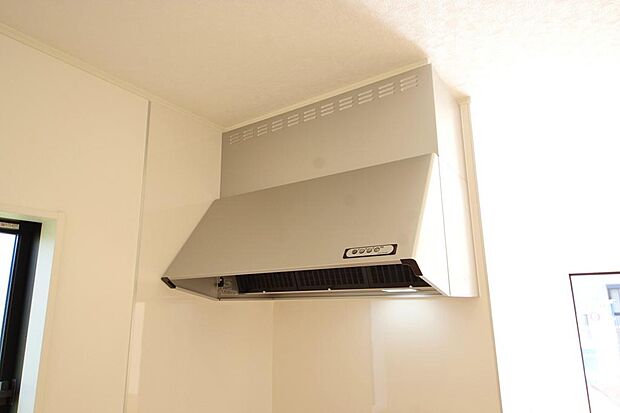 キッチン上部には、ブーツ型の照明付きのレンジフードが標準装備されております。