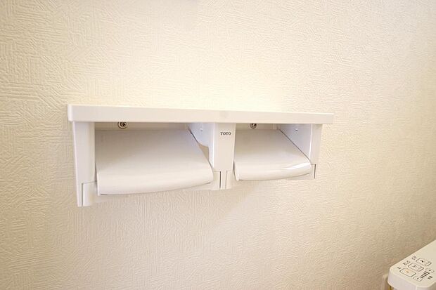トイレ内のペーパーホルダーは、しっかりとした押さえ付き横型ダブルホルダーが標準装備されています。