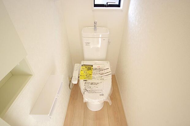 少ない水を有効に使って、汚れも効率よく洗浄します。便器は奥までふちのない掃除がしやすい形状です。