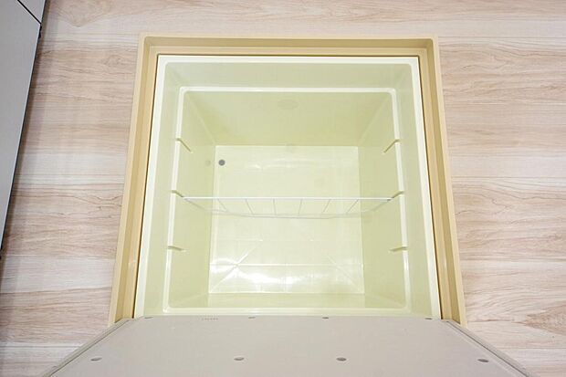 ミネラルウォーター、缶詰、非常食のストックに便利です。空間を有効に利用した収納です。