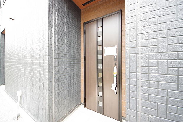 玄関はいわばその邸宅の顔です。だからこそ、迎賓のためにしつらえを細部まで施しました。