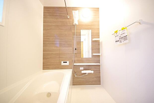 心地よい入浴タイムを追求した大きな浴槽とアクセントパネルで、より高級感が演出されます。