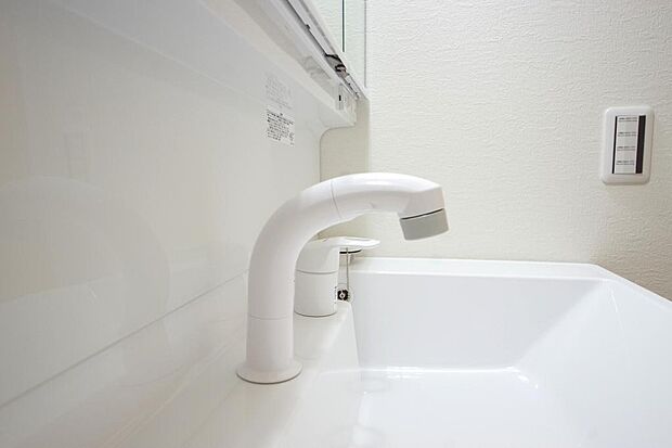 洗面台の給水口はホースが伸びるので朝シャン出来ます。シングルレバーでお湯の温度も楽々調整出来ます。