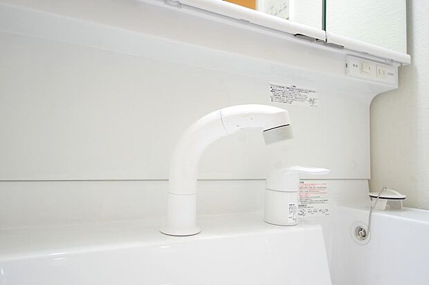 洗面台の給水口はホースが伸びるので朝シャン出来ます。シングルレバーでお湯の温度も楽々調整出来ます。