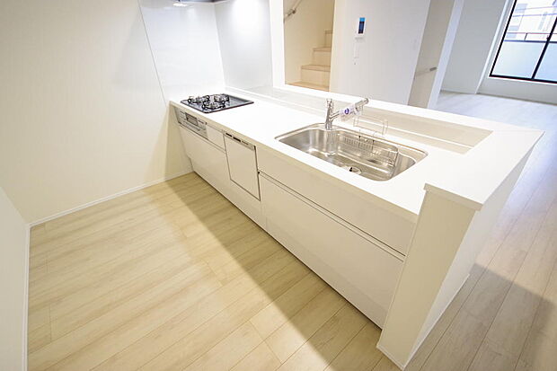 キッチンには耐久性が高く、お手入れも簡単で人工大理石トップを採用して、キッチンを優雅に演出しました。