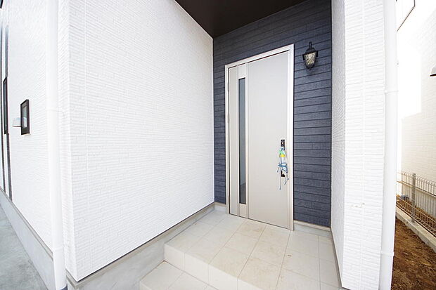 玄関はいわばその邸宅の顔です。だからこそ、迎賓のためにしつらえを細部まで施しました。