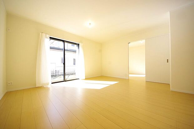 明るい陽光が差し込み開放的なリビング ダイニングを演出し、ゆとりある空間はご満足いただけます。