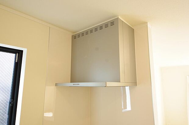 キッチン上部には、ブーツ型の照明付きのレンジフードが標準装備されております。