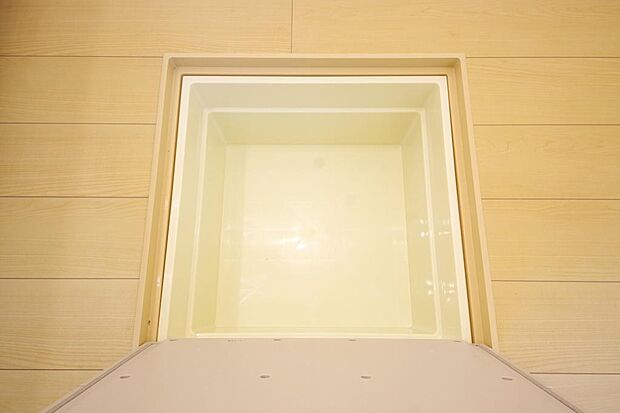 ミネラルウォーター、缶詰、非常食のストックに便利です。空間を有効に利用した収納です。