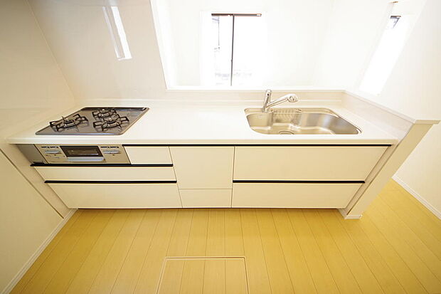 キッチンには耐久性が高く、お手入れも簡単で人工大理石トップを採用して、キッチンを優雅に演出しました。