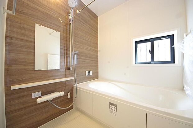 心地よい入浴タイムを追求した大きな浴槽とアクセントパネルで、より高級感が演出されます。