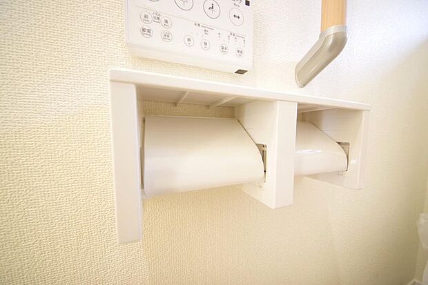 トイレ内のペーパーホルダーは、しっかりとした押さえ付き横型ダブルホルダーが標準装備されています。