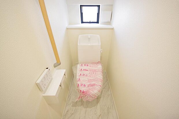 少ない水を有効に使って、汚れも効率よく洗浄します。便器は奥までふちのない掃除がしやすい形状です。