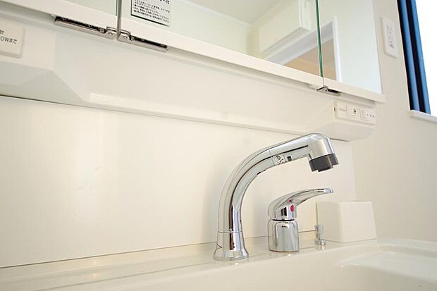 洗面台の給水口はホースが伸びるので朝シャン出来ます。シングルレバーでお湯の温度も楽々調整出来ます。
