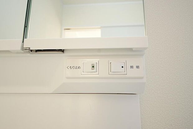 洗面台には、照明とコンセントが標準装備されております。コンセントの容量は1300Wまで大丈夫です。