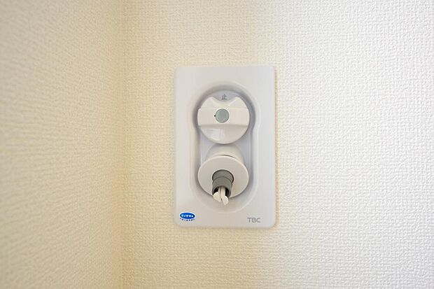 洗濯機用の給水口には蛇口ではなく、全自動洗濯機が設置できる専用の給水口が設置されております。