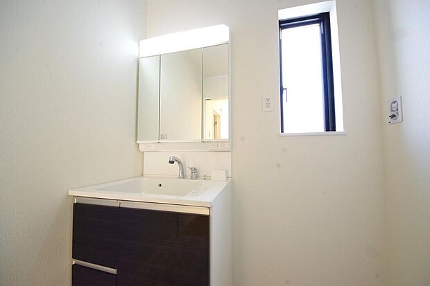 家族全員で利用するパブリックスペースとなりますので、鏡周りの収納ですっきり洗面台がご利用いただけます