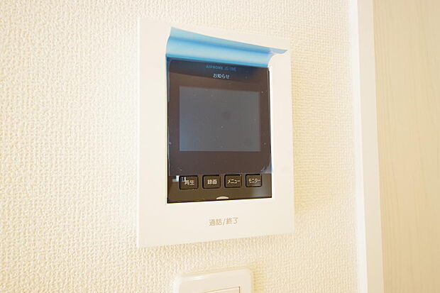 来訪者を映像と音声で確認可能なので、煩わしいセールスにも住戸内で対話可能です。