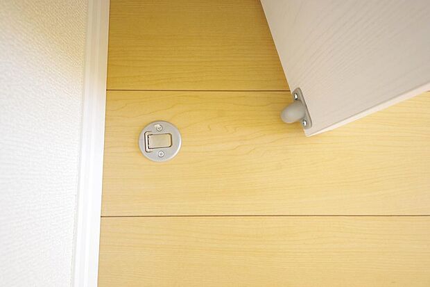 マグネット式の戸当たりの為、使っていない時は床との段差が殆どありません。掃除機をかける時に便利です。