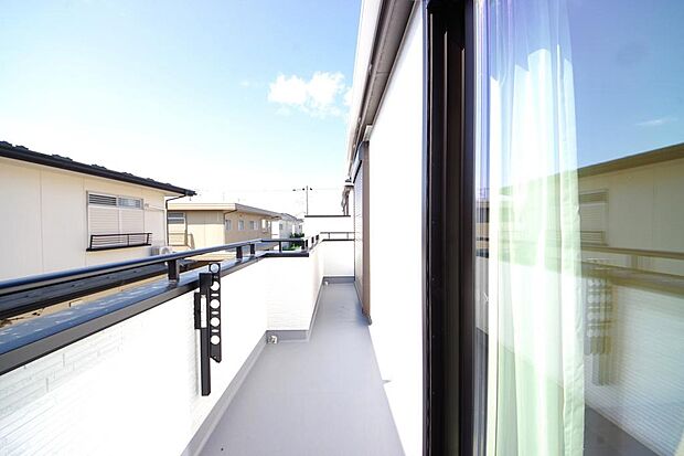 陽光あふれるバルコニーは、たくさんの光を浴びることができるのでお洗濯物やお布団もしっかり干せます。
