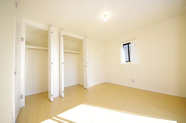 木の質感が優しい床材と豊富な収納が特徴的な、心に温かさを感じる内装です。