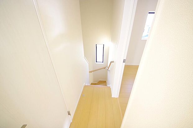 階段には手すりを標準装備することで、お子様やご高齢者の安全性にも配慮しております。