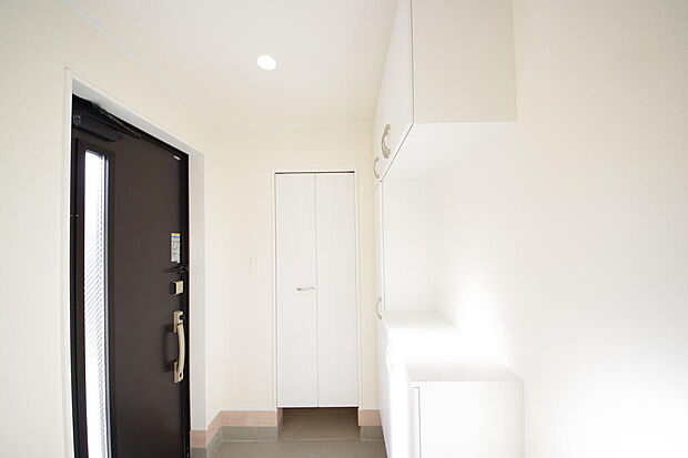 棚板が多く、沢山のの靴が収納可能。棚板は稼働可能ですのでブーツやヒールの高い靴も収納でき便利です。