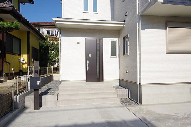 玄関はいわばその邸宅の顔です。だからこそ、迎賓のためにしつらえを細部まで施しました。