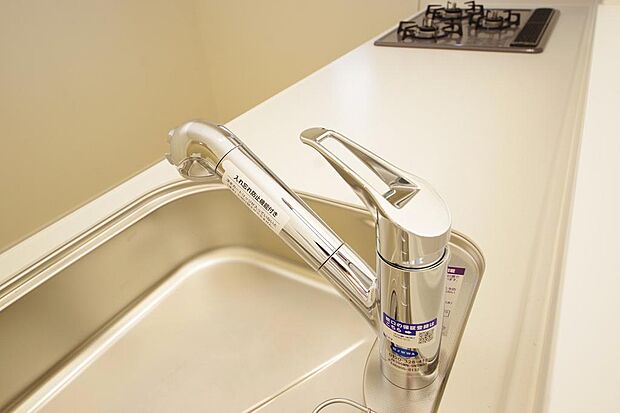 レバー操作一つで水量、温度も調節可能です。また、蛇口には浄水カートリッジも内蔵可能です。