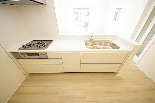 キッチンには耐久性が高く、お手入れも簡単で人工大理石トップを採用して、キッチンを優雅に演出しました。