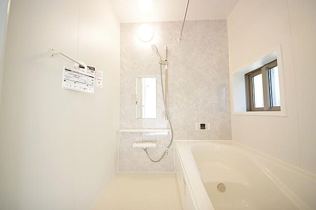 心地よい入浴タイムを追求した大きな浴槽とアクセントパネルで、より高級感が演出されます。