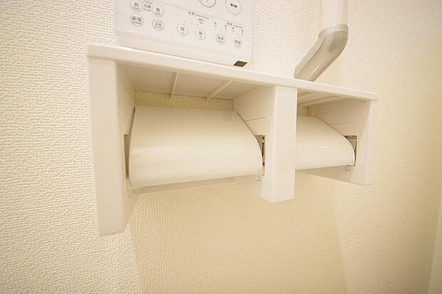トイレ内のペーパーホルダーは、しっかりとした押さえ付き横型ダブルホルダーが標準装備されています。