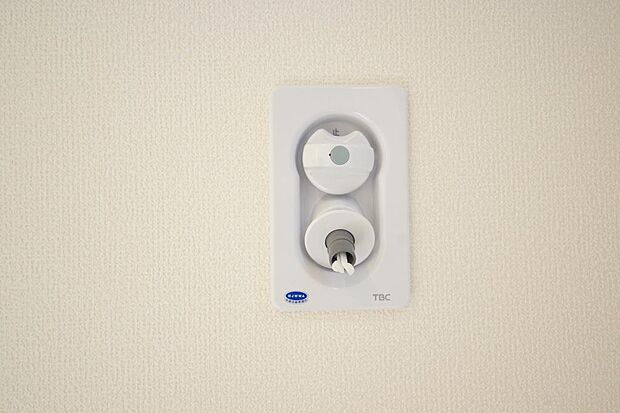 洗濯機用の給水口には蛇口ではなく、全自動洗濯機が設置できる専用の給水口が設置されております。