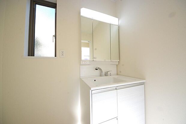 家族全員で利用するパブリックスペースとなりますので、鏡周りの収納ですっきり洗面台がご利用いただけます